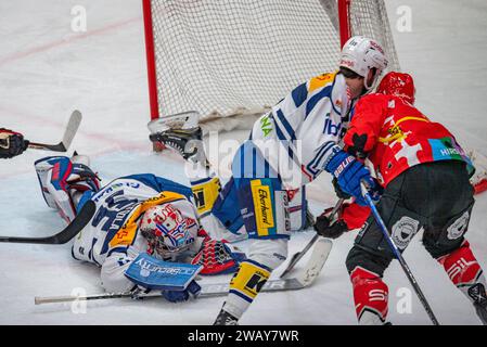 Lausanne, Schweiz. Juli 2024. Juha Metsola (Torhüter) vom EHC Kloten #55 macht beim LHC PLAY4KIDS Halt. Der 37. Tag zwischen dem Lions Lausanne HC und dem EHC Kloten Aviators und der auch ein Unterstützungsspiel (LHC PLAY4KIDS) mit dem Verein Leman Hope für junge Menschen in Remission von Krebs in der Schweiz ist und das in der Waadtländer stattfand. Lausanne HC gewann mit 5:1. (Foto: Eric Dubost/SIPA USA) Credit: SIPA USA/Alamy Live News Stockfoto