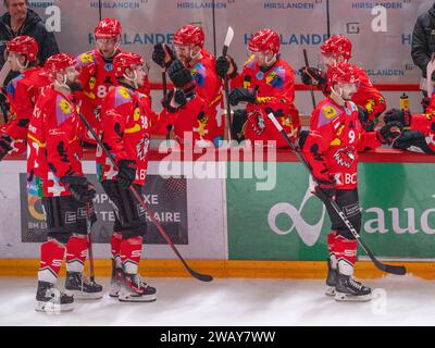 Lausanne, Schweiz. Juli 2024. Das Team des Lausanne HC feiert sein Tor beim LHC PLAY4KIDS. Der 37. Tag zwischen dem Lions Lausanne HC und dem EHC Kloten Aviators und der auch ein Unterstützungsspiel (LHC PLAY4KIDS) mit dem Verein Leman Hope für junge Menschen in Remission von Krebs in der Schweiz ist und das in der Waadtländer stattfand. Lausanne HC gewann mit 5:1. (Foto: Eric Dubost/SIPA USA) Credit: SIPA USA/Alamy Live News Stockfoto