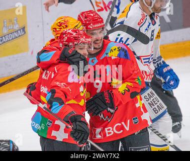 Lausanne, Schweiz. Juli 2024. Das Team des Lausanne HC feiert sein Tor beim LHC PLAY4KIDS. Der 37. Tag zwischen dem Lions Lausanne HC und dem EHC Kloten Aviators und der auch ein Unterstützungsspiel (LHC PLAY4KIDS) mit dem Verein Leman Hope für junge Menschen in Remission von Krebs in der Schweiz ist und das in der Waadtländer stattfand. Lausanne HC gewann mit 5:1. (Foto: Eric Dubost/SIPA USA) Credit: SIPA USA/Alamy Live News Stockfoto