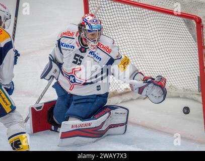 Lausanne, Schweiz. Juli 2024. Juha Metsola (Torhüter) von EHC Kloten #55 ist beim LHC PLAY4KIDS im Einsatz. Der 37. Tag zwischen dem Lions Lausanne HC und dem EHC Kloten Aviators und der auch ein Unterstützungsspiel (LHC PLAY4KIDS) mit dem Verein Leman Hope für junge Menschen in Remission von Krebs in der Schweiz ist und das in der Waadtländer stattfand. Lausanne HC gewann mit 5:1. (Foto: Eric Dubost/SIPA USA) Credit: SIPA USA/Alamy Live News Stockfoto