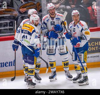 Lausanne, Schweiz. Juli 2024. Der EHC Kloten feiert sein Tor beim LHC PLAY4KIDS. Der 37. Tag zwischen dem Lions Lausanne HC und dem EHC Kloten Aviators und der auch ein Unterstützungsspiel (LHC PLAY4KIDS) mit dem Verein Leman Hope für junge Menschen in Remission von Krebs in der Schweiz ist und das in der Waadtländer stattfand. Lausanne HC gewann mit 5:1. (Foto: Eric Dubost/SIPA USA) Credit: SIPA USA/Alamy Live News Stockfoto