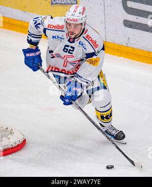 Lausanne, Schweiz. Juli 2024. Luc Schreiber Harrison von EHC Kloten #62 während LHC PLAY4KIDS. Der 37. Tag zwischen dem Lions Lausanne HC und dem EHC Kloten Aviators und der auch ein Unterstützungsspiel (LHC PLAY4KIDS) mit dem Verein Leman Hope für junge Menschen in Remission von Krebs in der Schweiz ist und das in der Waadtländer stattfand. Lausanne HC gewann mit 5:1. (Foto: Eric Dubost/SIPA USA) Credit: SIPA USA/Alamy Live News Stockfoto