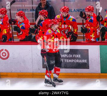 Lausanne, Schweiz. Juli 2024. Das Team des Lausanne HC feiert sein Tor beim LHC PLAY4KIDS. Der 37. Tag zwischen dem Lions Lausanne HC und dem EHC Kloten Aviators und der auch ein Unterstützungsspiel (LHC PLAY4KIDS) mit dem Verein Leman Hope für junge Menschen in Remission von Krebs in der Schweiz ist und das in der Waadtländer stattfand. Lausanne HC gewann mit 5:1. (Foto: Eric Dubost/SIPA USA) Credit: SIPA USA/Alamy Live News Stockfoto