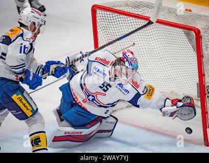 Lausanne, Schweiz. Juli 2024. Juha Metsola (Torhüter) von EHC Kloten #55 ist beim LHC PLAY4KIDS im Einsatz. Der 37. Tag zwischen dem Lions Lausanne HC und dem EHC Kloten Aviators und der auch ein Unterstützungsspiel (LHC PLAY4KIDS) mit dem Verein Leman Hope für junge Menschen in Remission von Krebs in der Schweiz ist und das in der Waadtländer stattfand. Lausanne HC gewann mit 5:1. (Foto: Eric Dubost/SIPA USA) Credit: SIPA USA/Alamy Live News Stockfoto