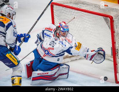 Lausanne, Schweiz. Juli 2024. Juha Metsola (Torhüter) von EHC Kloten #55 ist beim LHC PLAY4KIDS im Einsatz. Der 37. Tag zwischen dem Lions Lausanne HC und dem EHC Kloten Aviators und der auch ein Unterstützungsspiel (LHC PLAY4KIDS) mit dem Verein Leman Hope für junge Menschen in Remission von Krebs in der Schweiz ist und das in der Waadtländer stattfand. (Lausanne HC gewann mit 5:1. Foto: Eric Dubost/SIPA USA) Credit: SIPA USA/Alamy Live News Stockfoto