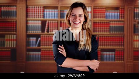 Junge Lächelnde Anwältin Im Amt Stockfoto