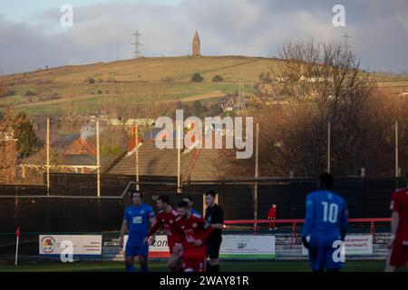 Blick auf das historische Warnsignal am Hartshead Pike vom Ashton United FC Ground in Lancashire, England Stockfoto