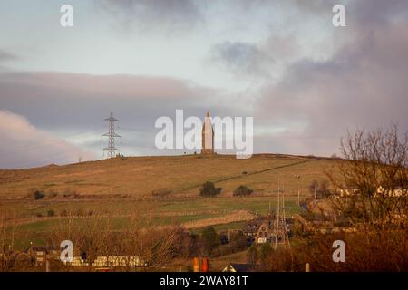 Blick auf das historische Warnsignal am Hartshead Pike vom Ashton United FC Ground in Lancashire, England Stockfoto