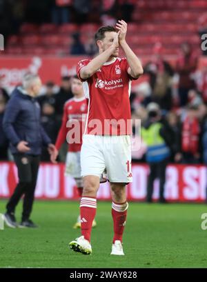 The City Ground, Nottingham, Großbritannien. Januar 2024. FA Cup Third Round Football, Nottingham Forest gegen Blackpool; Chris Wood aus Nottingham Forest applaudiert die Heimfans nach dem letzten Pfiff, während ihr Team ein Unentschieden schafft Stockfoto