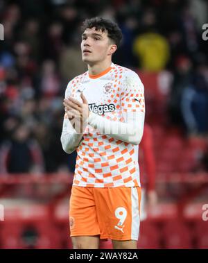 The City Ground, Nottingham, Großbritannien. Januar 2024. FA Cup Third Round Football, Nottingham Forest gegen Blackpool; Kyle Joseph von Blackpool applaudiert den Reisenden Fans nach dem letzten Pfiff, während ihr Team ein Unentschieden schafft Stockfoto