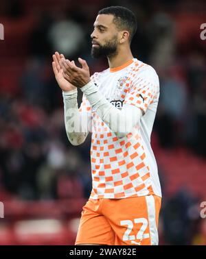 The City Ground, Nottingham, Großbritannien. Januar 2024. FA Cup Third Round Football, Nottingham Forest gegen Blackpool; CJ Hamilton von Blackpool applaudiert die Reisenden Fans nach dem letzten Pfiff, während ihr Team einen Unentschieden schafft Stockfoto