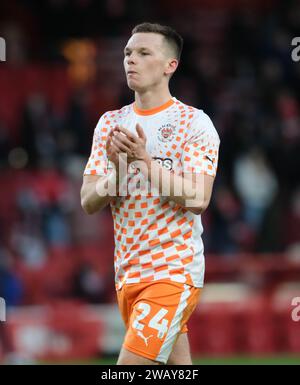 The City Ground, Nottingham, Großbritannien. Januar 2024. FA Cup Third Round Football, Nottingham Forest gegen Blackpool; Andy Lyons von Blackpool applaudiert den Reisenden Fans nach dem letzten Pfiff, während ihr Team ein Unentschieden schafft Stockfoto