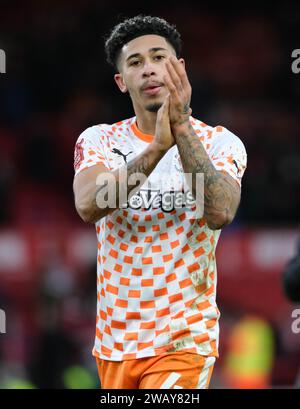The City Ground, Nottingham, Großbritannien. Januar 2024. FA Cup Third Round Football, Nottingham Forest gegen Blackpool; Jordan Lawrence Gabriel von Blackpool applaudiert den Reisenden Fans nach dem letzten Pfiff, während ihr Team ein Unentschieden schafft Stockfoto