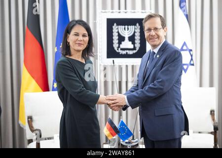 Bundesaussenministerin Annalena Baerbock Buendnis 90/die Gruenen beim Treffen mit dem Praesidenten des Staates Israel, Herr Jitzchak Herzog. Baerbock reist vom 07.01-14.01.2024 nach Israel, in die Palaestinensischen Gebiete, in die Arabische Republik Aegypten, in die Libanesische Republik, in die Republik der Philippinen, nach Malaysia und in die Republik Singapur. Tel Aviv Israel *** Bundesaußenministerin Annalena Baerbock Buendnis 90 die Gruenen beim Treffen mit dem Staatspräsidenten Israels reist Herr Yitzchak Herzog Baerbock vom 07 01 14 01 2024 nach Israel, dem Palästinenser Stockfoto