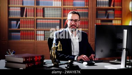 Junger Anwalt Im Büro Lächelt Stockfoto