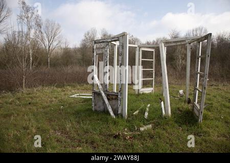 Verlassene Hütte auf einer Lichtung in einem Park Stockfoto