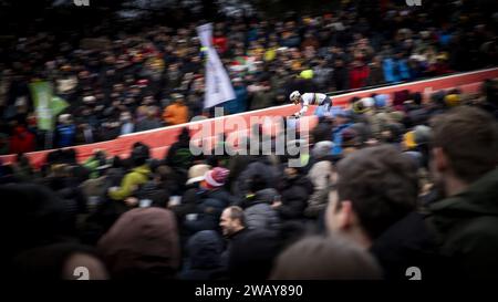 Zonhoven, Belgien. Januar 2024. Der niederländische Mathieu Van der Poel wurde während des Herren-Elite-Rennens beim Cyclocross-Weltcuprennen in Zonhoven am Sonntag, den 7. Januar 2024, in der 12. Von 14. Etappe des UCI-Weltcupwettbewerbs in Aktion gezeigt. BELGA FOTO DAVID PINTENS Credit: Belga News Agency/Alamy Live News Stockfoto