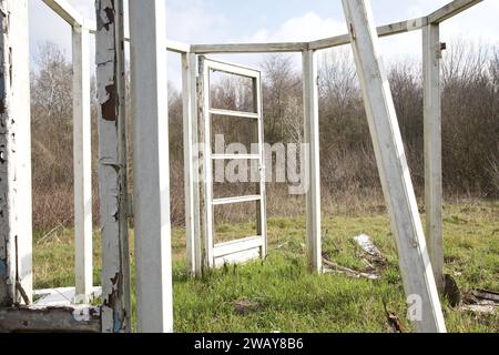 Verlassene Hütte auf einer Lichtung in einem Park Stockfoto