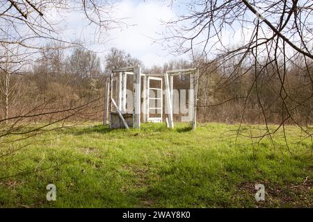 Verlassene Hütte auf einer Lichtung in einem Park Stockfoto