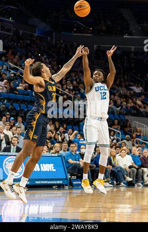 UCLA Bruins Wächter Sebastian Mack (12) schießt während eines NCAA-Basketballspiels am Samstag, den 6. Januar über die California Golden Bears Wache Jaylon Tyson (20). Stockfoto