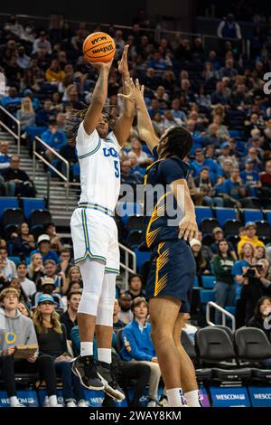 UCLA Bruins Wächter Brandon Williams (5) schießt über California Golden Bears Forward Grant Newell (14) während eines NCAA Basketballspiels am Samstag, Januar Stockfoto