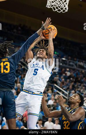 UCLA Bruins Wächter Brandon Williams (5) schießt über den California Golden Bears Forward Devin Curtis (13) während eines NCAA Basketballspiels am Samstag, den 6. Januar Stockfoto