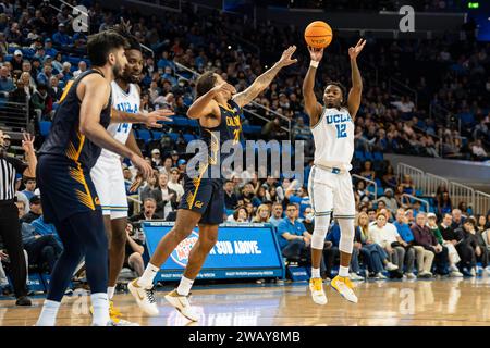 UCLA Bruins Wächter Sebastian Mack (12) schießt während eines NCAA-Basketballspiels am Samstag, den 6. Januar über die California Golden Bears Wache Jaylon Tyson (20). Stockfoto