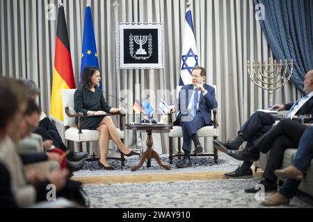 Bundesaussenministerin Annalena Baerbock Buendnis 90/die Gruenen beim Treffen mit dem Praesidenten des Staates Israel, Herr Jitzchak Herzog. Baerbock reist vom 07.01-14.01.2024 nach Israel, in die Palaestinensischen Gebiete, in die Arabische Republik Aegypten, in die Libanesische Republik, in die Republik der Philippinen, nach Malaysia und in die Republik Singapur. Tel Aviv Israel *** Bundesaußenministerin Annalena Baerbock Buendnis 90 die Gruenen beim Treffen mit dem Staatspräsidenten Israels reist Herr Yitzchak Herzog Baerbock vom 07 01 14 01 2024 nach Israel, dem Palästinenser Stockfoto