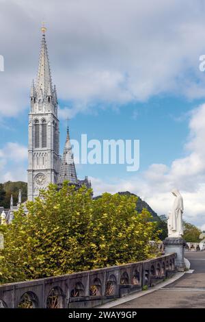 Heiligtum unserer Lieben Frau von Lourdes, die Rosenkranzbasilika. Katholischer Marienschrein und Wallfahrtsort in Lourdes, Frankreich. Kopierbereich. Stockfoto