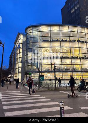 Paris, Frankreich, Außenansicht bei Nacht, moderne Architektur, öffentliche Bibliothek, Jean-Pierre Melville Street Scene Stockfoto