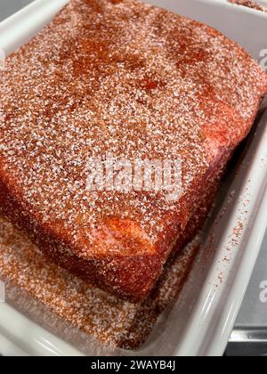 Pulled Schweinefleisch mit Trockenreiben macht sich bereit, über Nacht im Kühlschrank zu sitzen Stockfoto