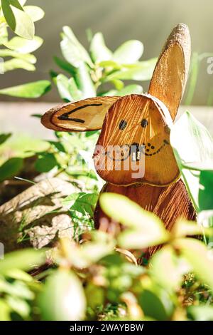 Handgemacht, Holzspielzeug, osterhase, Kindergartendekoration, in grünem Gras. Stockfoto