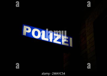 Neonlicht einer deutschen Polizeiwache im Stralsunder Hafen bei Nacht Stockfoto