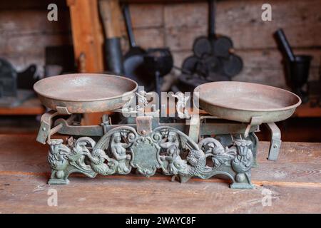 Antike Vintage-Metallwaage auf einem Holztisch hergestellt in Russland 1910 Jahre. Stockfoto