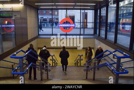 London, England, Großbritannien. Januar 2024. Die Passagiere betreten die U-Bahnstation King's Cross vor dem Streik, während sich die RMT union darauf vorbereitet, am Sonntagabend eine neue Runde von Rundgängen zu beginnen. (Kreditbild: © Vuk Valcic/ZUMA Press Wire) NUR REDAKTIONELLE VERWENDUNG! Nicht für kommerzielle ZWECKE! Stockfoto