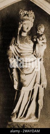 Kathedrale von Chartes, Frankreich im Jahr 1947 - Eine Statue der Jungfrau und des Kindes über dem Eingang der St. PIAT Kapelle. - Cathédrale de Chartres, France en 1947 - Une Statue de la Vierge à l'Enfant au-dessus de la porte de la chapelle du Post Sud. - Stockfoto