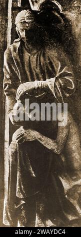 Kathedrale von Chartes, Frankreich im Jahr 1947 - Eine Statue, die die Erschaffung Adams zeigt, von der nördlichen Veranda. - Cathédrale de Chartres, Frankreich en 1947 - Une Statue Montrant la Création d'Adam, depuis le Porche nord. - Stockfoto