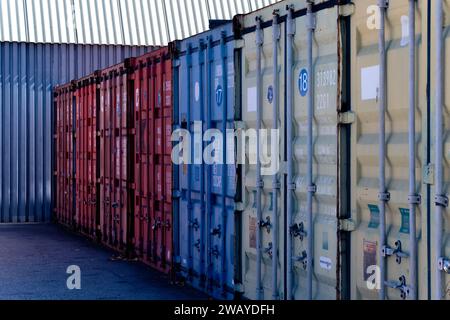 Eine Reihe farbenfroher Versandcontainer im Zentrum von Los Angeles, Kalifornien, USA Stockfoto