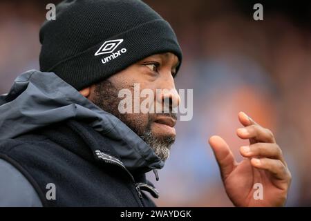 Manchester, Großbritannien. Januar 2024. Darren Moore, der Manager der Stadt Huddersfield vor dem Spiel der dritten Runde des FA Cup Manchester City gegen Huddersfield Town im Etihad Stadium, Manchester, Großbritannien, 7. Januar 2024 (Foto: Conor Molloy/News Images) Credit: News Images LTD/Alamy Live News Stockfoto