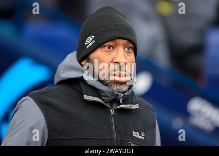 Manchester, Großbritannien. Januar 2024. Darren Moore, der Manager der Stadt Huddersfield vor dem Spiel der dritten Runde des FA Cup Manchester City gegen Huddersfield Town im Etihad Stadium, Manchester, Großbritannien, 7. Januar 2024 (Foto: Conor Molloy/News Images) Credit: News Images LTD/Alamy Live News Stockfoto