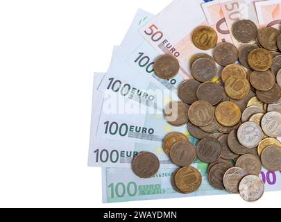 Euro-Banknoten und eiserne 10-Rubel-Münze (geschrieben zehn Rubel, Bank von Russland auf Russisch), isoliert auf weißem Hintergrund Stockfoto