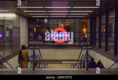 London, Großbritannien. Januar 2024. Passagiere betreten die U-Bahn-Station King's Cross, während die RMT union ihren jüngsten Streik aussetzt. Quelle: Vuk Valcic/Alamy Live News Stockfoto