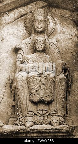 Kathedrale von Chartres, Frankreich 1947 - Eine Skulptur der Jungfrau und des Kindes. - Cathédrale de Chartres, Frankreich en 1947 - Une sculpture de la Vierge à l'Enfant. - Stockfoto