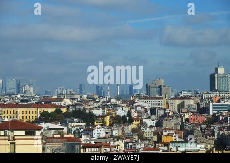 Istanbul, Türkei - 10. Dezember 2023: Stadtbild der Stadt Istanbul am sonnigen Wintertag Stockfoto