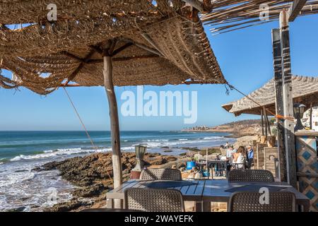 Blick auf den Atlantischen Ozean von einem Strandcafé in Taghazout, Marokko. Stockfoto