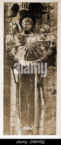 Kathedrale von Chartes, Frankreich 1947 - eine Sonnenuhr mit Engel. - Cathédrale de Chartres, Frankreich en 1947 - UN cadran solaire angélique. - Stockfoto