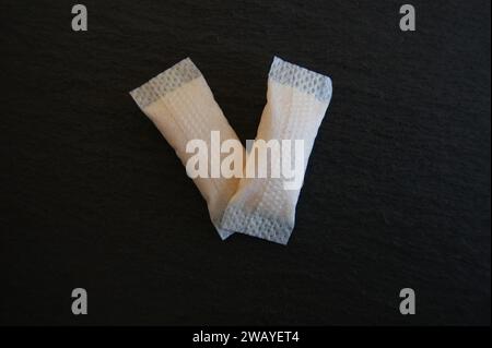 Zwei Nikotinpauches auf dunklem Hintergrund. Snus-Tabakprodukt. Stockfoto