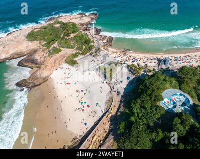 Luftblick auf Diabo Beach und Ipanema Beach, Pedra do Arpoador. Leute sonnen und spielen am Strand, Wassersport. Rio de Janeiro. Brasilien Stockfoto