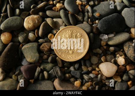 Eine Goldmünze des Russischen Reiches 5 Rubel.1900. Numismatik und Investitionen Stockfoto
