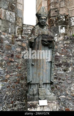 Mittelalterliche Abtei Landevennec, Statue Saint Guenole, Finistere, Cornouaille, Bretagne, Frankreich, Europa Stockfoto